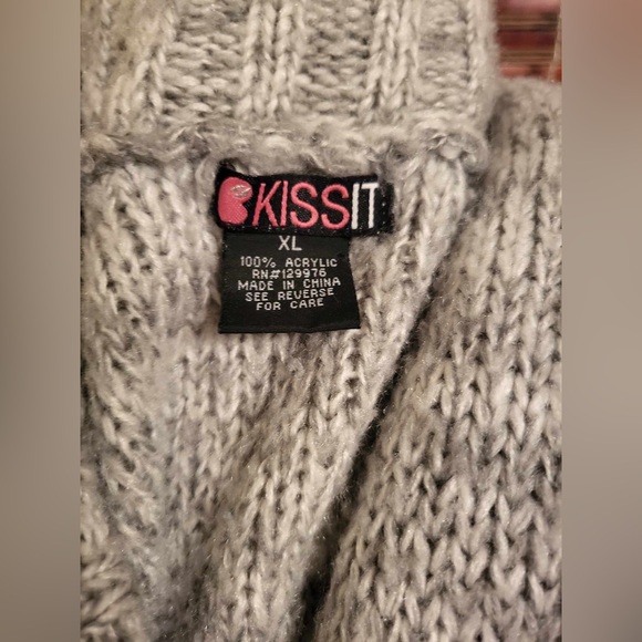 KissIt sweater. - Picture 2 of 5